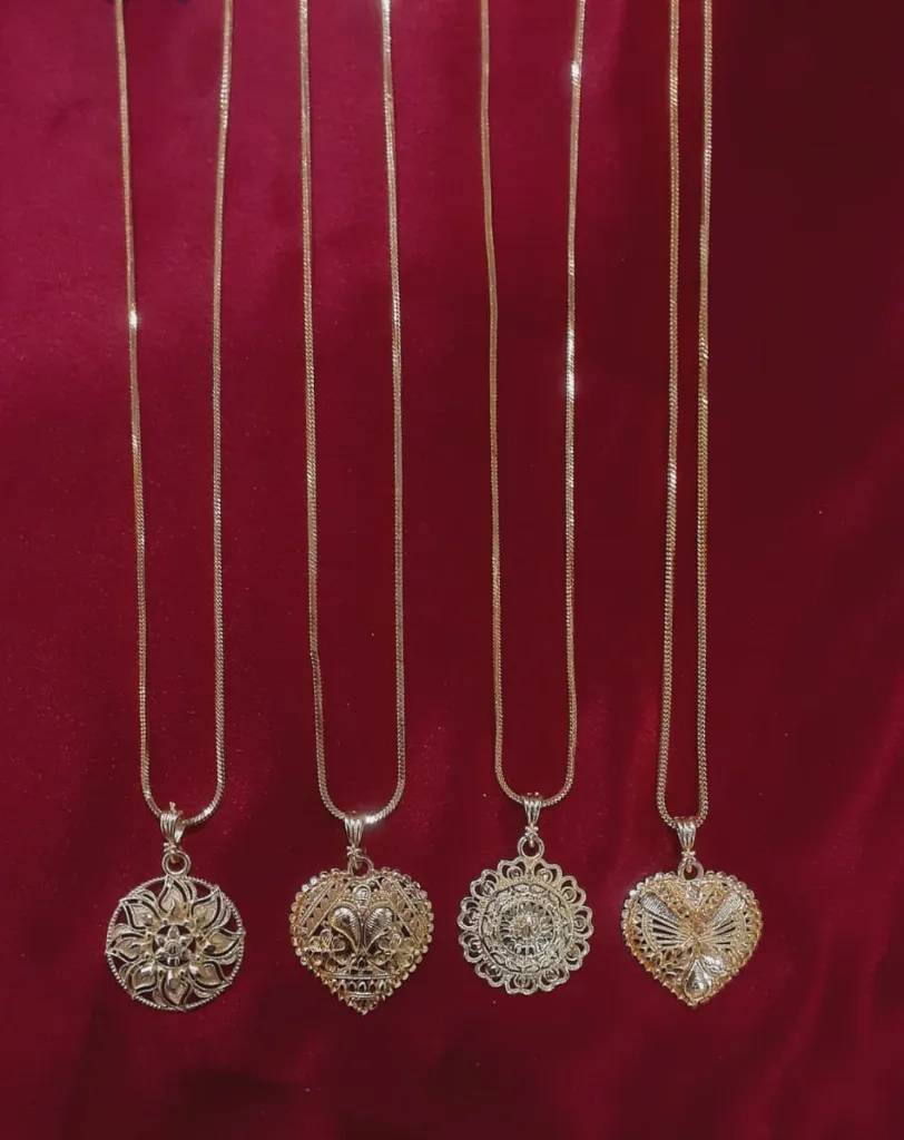 No 162.1 chain with locket.webp