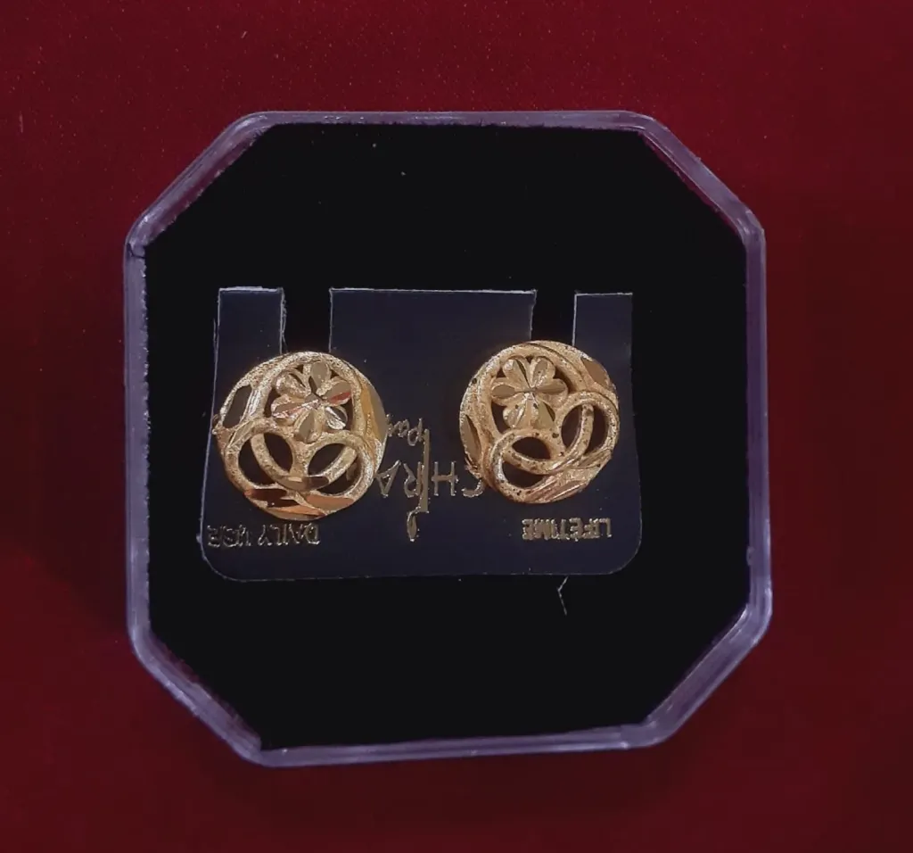 No 15.1 Gold plated earring stud.webp