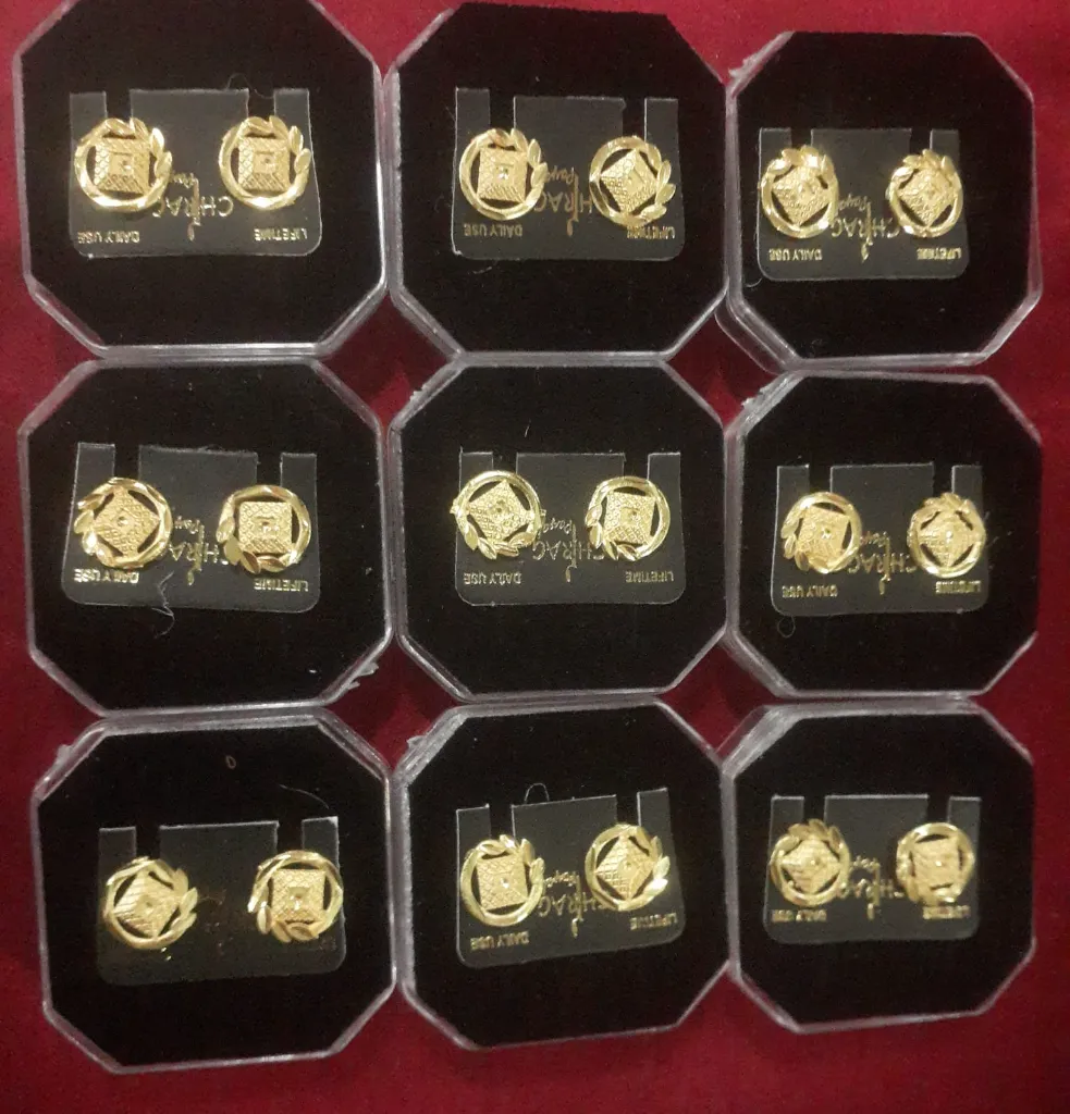 No 15.4 Gold plated earring stud.webp