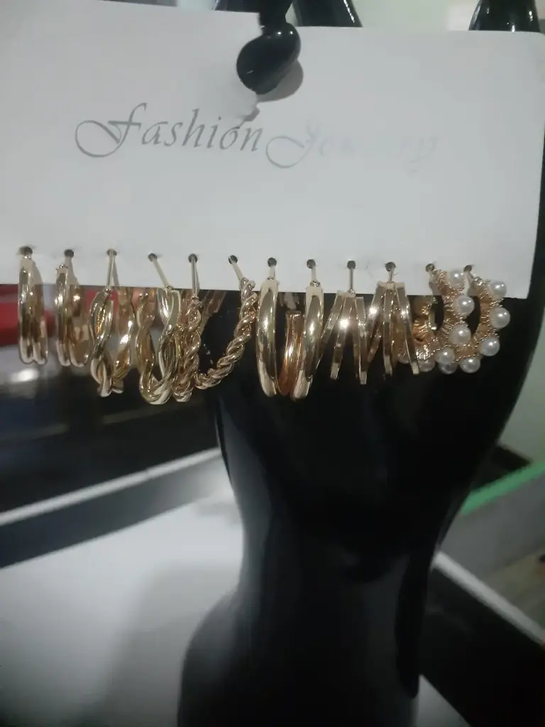 TM00108-Gold Covering Items Earring Small