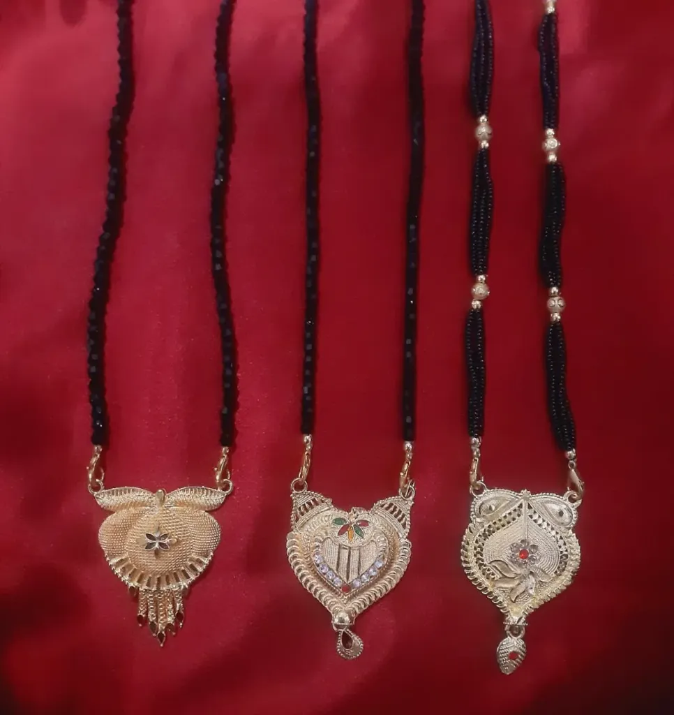WH66-0000348 - Mangal Sutra (Black bead with locket)